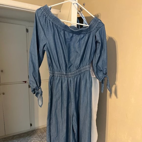 COLD SHOULDER CUTOUTS TURN UP FROM MICHAEL KORS - Picture 6 of 9